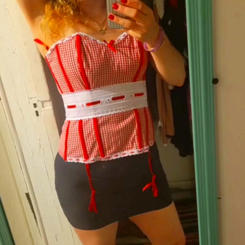 Corset with garter